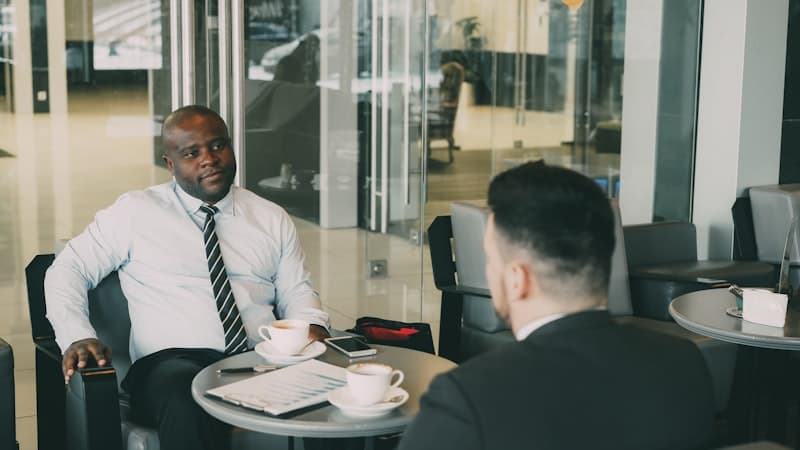 Équipe GOZEN Service en consultation avec un client